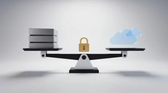 Balance en équilibre avec des serveurs physiques d'un côté et des nuages stylisés de l'autre, cadenas au centre symbolisant la sécurité
